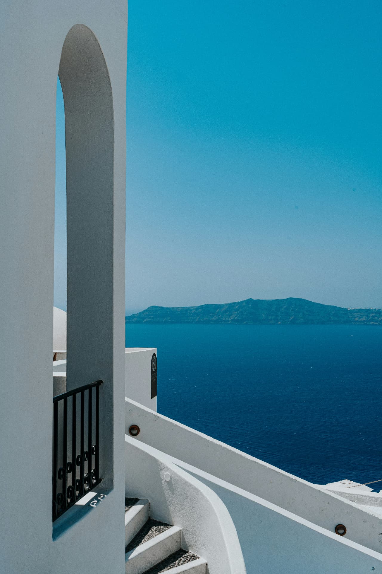 Vue sur la mer Égée depuis une terrasse blanchie à la chaux, en Grèce